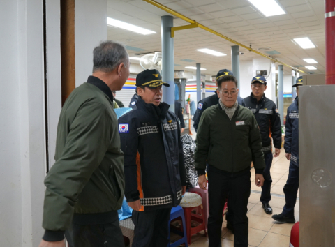 김조일 부산소방재난본부장(왼쪽에서 두 번째)이 설 명절 대비 화재예방대책의 일환으로 동래시장을 방문해 이창수 동래시장번영회 회장(왼쪽에서 세 번째)과 함께 소방설비 등을 점검하고 있다.