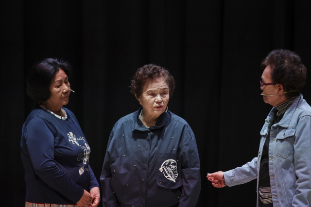 아흔셋 신인 배우 이화자(가운데) 씨가 지난해 11월 열린 제6회 감동진연극제에서 연기를 하고 있다. 북구연극공동체 온 제공