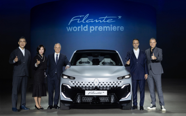 GM 한국사업장 헥터 비자레알 사장이 경남 창원공장을 점검하고 있다(위). 르노코리아 니콜라 파리 신임 대표이사 등 르노그룹 임원들이 준대형 크로스오버 ‘필랑트’ 옆에서 포즈를 취하고 있는 모습. GM 한국사업장·르노코리아 제공