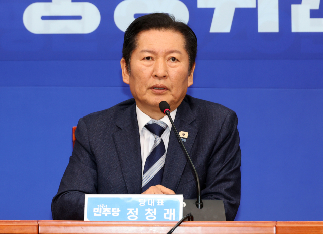 더불어민주당 정청래 대표가 3일 국회에서 자신의 핵심 공약인 1인1표제가 최종 관문인 당 중앙위원회를 통과한 직후 열린 기자 간담회에서 발언하고 있다. 연합뉴스