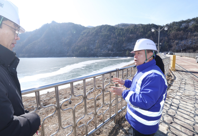 윤석대 한국수자원공사 사장(오른쪽)이 지난달 30일 강원 삼척 광동댐 댐마루에서 저수 상황 등을 점검하고 있다. 수자원공사 제공