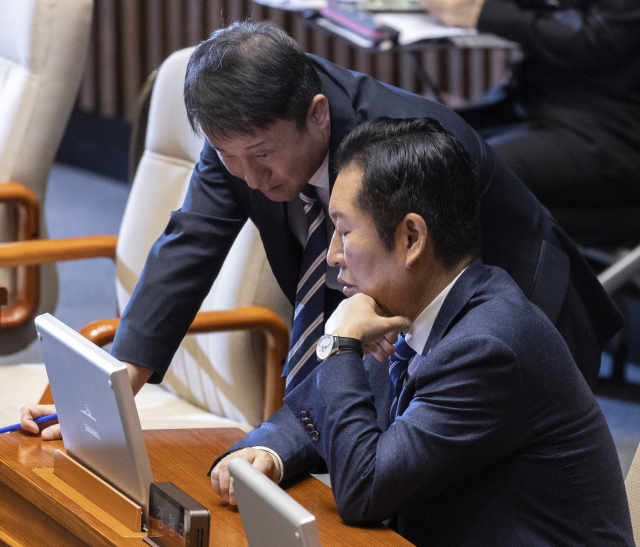 더불어민주당 정청래 대표(오른쪽)와 한병도 원내대표가 4일 국회에서 열린 2월 임시국회 본회의 도중 대화하고 있다. 연합뉴스