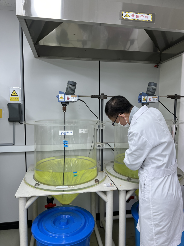 경남보건환경연구원에서 수질에 대한 방사능 검사를 하고 있다. 경남도 제공