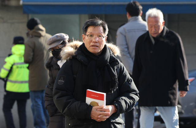일본군 '위안부' 피해자를 모욕하는 시위를 벌여온 혐의를 받는 김병헌 위안부법폐지국민행동 대표가 3일 서울 서초경찰서에 피의자 신분으로 출석하고 있다. 연합뉴스