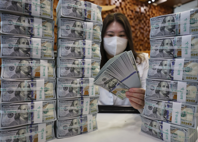 4일 서울 중구 하나은행 위변조대응센터에서 직원이 달러화를 정리하고 있다. 연합뉴스