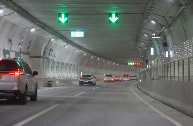 부산 북구 만덕동과 해운대구 재송동을 잇는 만덕~센텀고속화도로 개통을 앞두고 현장 점검이 진행된 4일 오후 차량들이 터널 내 주행을 하고 있다. 정종회 기자 jjh@