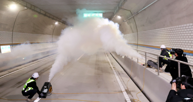 부산 북구 만덕동과 해운대구 재송동을 잇는 만덕센텀고속화도로 개통을 앞두고 현장점검이 진행된 4일 오후 대심도 터널 내에서 화재 상황시 연기 배출 테스트를 하고 있다. 정종회 기자 jjh@