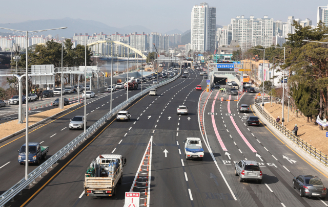 부산 북구 만덕동과 해운대구 재송동을 잇는 만덕센텀고속화도로 개통을 앞두고 현장점검이 4일 진행됐다. 해운대구 재송동 센텀IC의 모습. 정종회 기자 jjh@