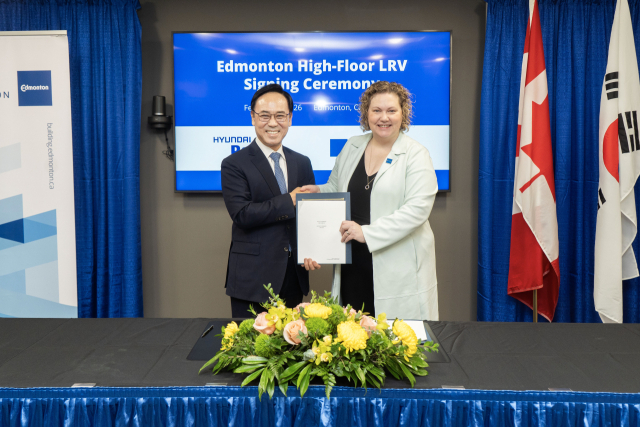 이용배(왼쪽) 현대로템 대표이사 사장과 새라 니콜스 에드먼턴시 행정부시장이 3일(현지시간) 캐나다 앨버타주 에드먼턴시에서 열린 에드먼턴 고상형 경전철 계약식에서 기념촬영을 하고 있다. 현대로템 제공