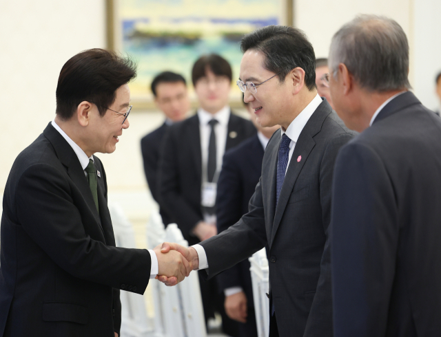 이재명 대통령이 4일 청와대에서 열린 '청년 일자리와 지방투자 확대를 위한 기업간담회'에 입장하며 이재용 삼성전자 회장과 인사하고 있다. 연합뉴스