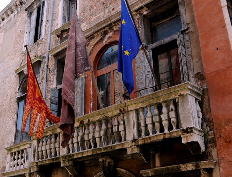 테레사 마르골레스, 깃발 I, 2009. 53회 베니스 비엔날레 설치 전경(비평·교육 목적의 부분 인용).