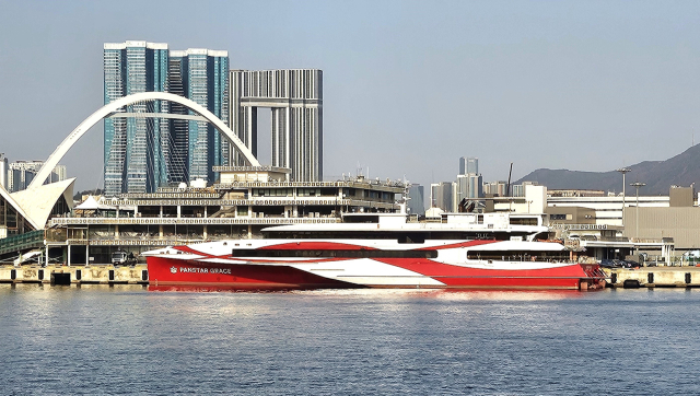밸런타인데이와 설 연휴 스페셜 크루즈를 띄우는 팬스타그레이스호. 부산일보DB