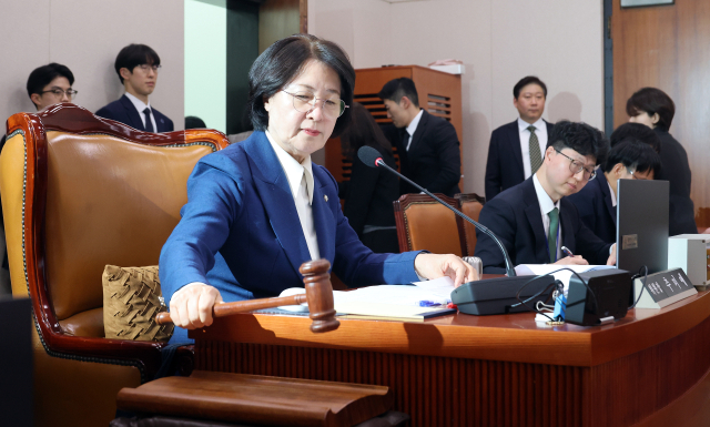 추미애 법사위원장이 4일 국회에서 열린 법제사법위원회 전체회의에서 의사봉을 두드리고 있다. 연합뉴스