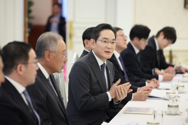 이재용 삼성전자 회장이 4일 청와대에서 열린 ‘청년 일자리와 지방 투자 확대를 위한 기업 간담회’에서 김용범 정책실장의 질문에 답하고 있다. 연합뉴스