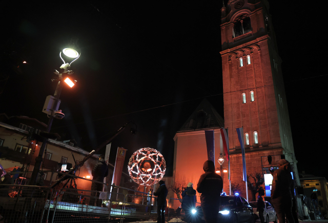 2026 밀라노·코르티나담페초 동계 올림픽 개막을 사흘 앞둔 3일(현지 시간) 이탈리아 코르티나담페초 광장에 설치된 성화대가 리허설에 맞춰 붉게 빛나고 있다. 연합뉴스