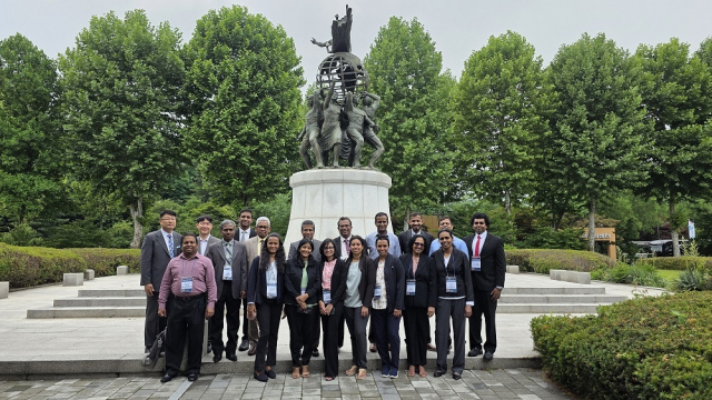 2025년 한전 인재개발원 신흥국 대상 전력분야 교육 참여자들이 기념사진을 찍고 있다. 한전 젝몽