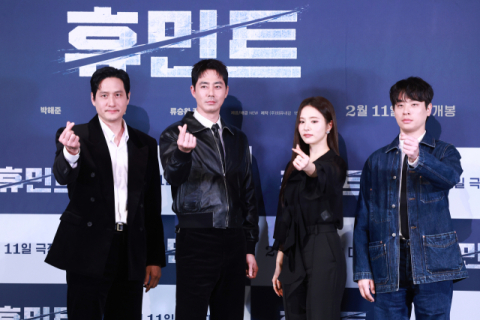 류승완 감독의 신작 ‘휴민트’에 출연한 배우들이 4일 오후 서울 용산구 CGV아이파크몰에서 열린 영화 ‘휴민트’ 언론시사회와 기자간담회에 참석해 포즈를 취하고 있다. 연합뉴스