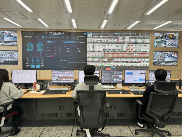 한국수자원공사 관계자들이 화성 AI 정수장 상황실에서 정수장 운영현황을 살펴보고 있다. 수자원공사 제공