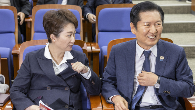 더불어민주당 정청래 대표가 5일 국회에서 열린 정책 의원총회에서 이언주 최고위원과 대화하고 있다. 이날 민주당 의총에서는 공소청법·중수청법에 대한 당내 의견 수렴을 종합할 계획이다. 연합뉴스