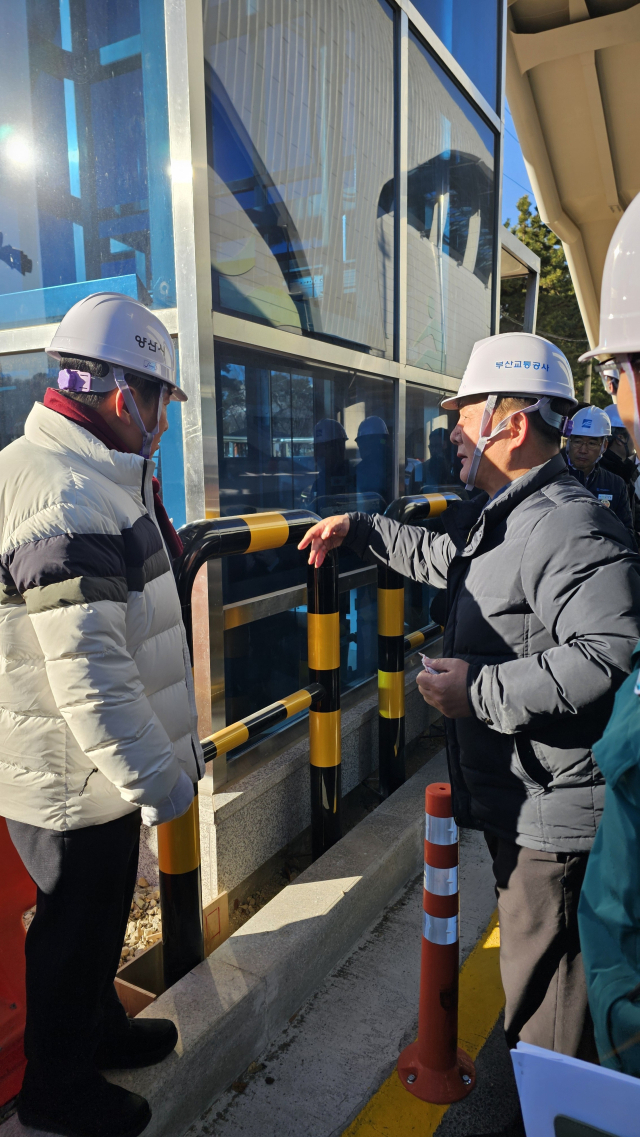 나동연 양산시장이 지난 3일 오전 양산 중앙역사에 설치된 엘리베이터를 둘러보고 공사 관계자와 보강대책에 대해 이야기 하고 있다. 김태권 기자