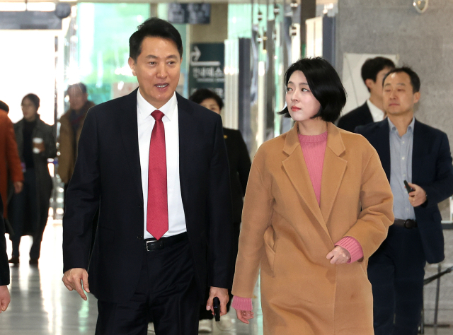 오세훈 서울시장(왼쪽)과 국민의힘 배현진 서울시당위원장이 5일 국회 의원회관에서 열린 '시내버스 필수공익사업 지정 토론회: 버스가 멈추면 일상도 멈춘다!' 에 함께 입장하고 있다. 연합뉴스