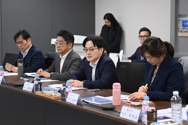 김정관 산업통상부 장관이 5일 대구 달성군 성림첨단산업 현풍공장에서 열린 '희토류 관련 기업 간담회'를 주재하고 있다. 산업부 제공