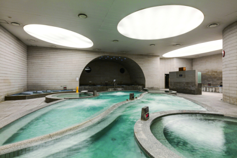 두 종류의 온천수가 나오는 ‘스파랜드’ 온천탕 내부. 스파랜드 제공