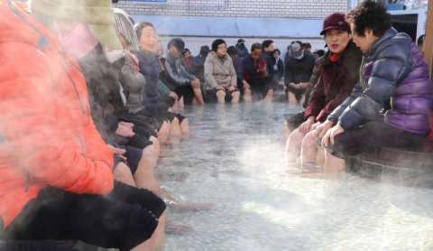 해운대 해수욕장 관광 안내소 바로 옆에 있는 해운대온천 족욕탕. 부산일보DB.