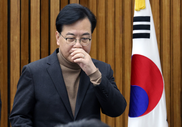 국민의힘 송언석 원내대표가 6일 국회에서 열린 원내대책회의에 입장하고 있다. 연합뉴스