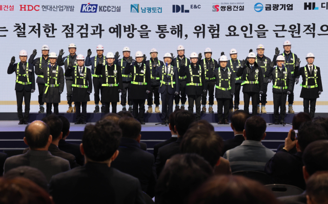 이성해 국가철도공단이사장과 직원들이 6일 경남 거제시 견내량 인근에서 이재명 대통령이 참석한 가운데 열린 남부내륙철도 착공식에서 안전 시공 결의식을 하고 있다. 연합뉴스