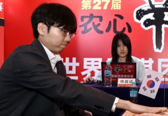 신진서 9단이 6일 중국 선전 힐튼 푸톈 호텔에서 열린 제27회 농심신라면배 세계바둑최강전 본선 최종국(14국)에서 일본의 이치리키 료 9단을 180수 만에 백 불계승으로 한국 우승을 견인했다. 연합뉴스