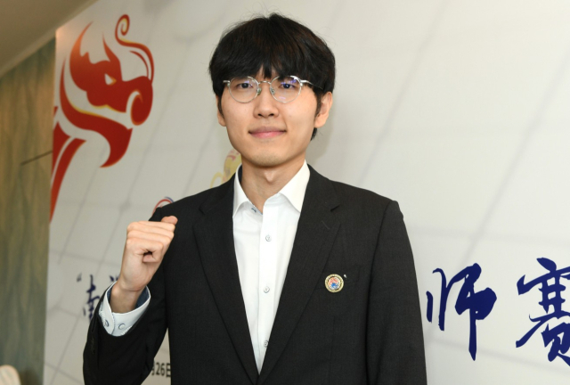 신진서 9단이 6일 중국 선전 힐튼 푸톈 호텔에서 열린 제27회 농심신라면배 세계바둑최강전에서 우승을 확정지은 후 미소를 보이고 있다. 연합뉴스