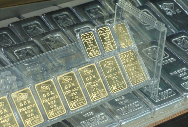 서울 종로구 한 귀금속상가에 놓인 금과 은 상품. 연합뉴스