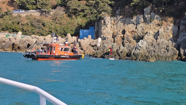 7일 오후 부산 영도구의 한 갯바위에 고립된 낚시꾼을 부산해경이 구조하는 모습. 부산해양경찰서 제공