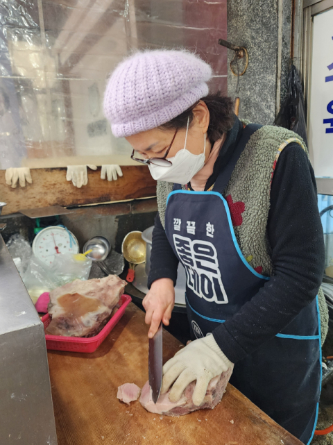‘88수육’ 김석순 대표가 머릿고기 수육을 썰고 있다.
