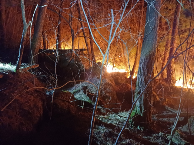 7일 오후 8시 10분께 경남 함양군 마천면 군자리 한 야산 6부 능선에서 산불이 나 진화 작업이 펼쳐졌다. 독자 제공