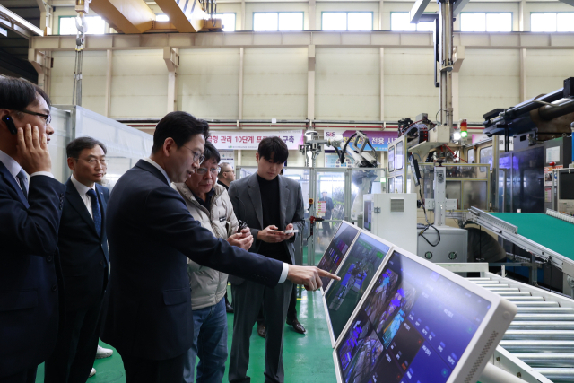 배경훈 부총리 겸 과학기술정보통신부 장관이 지난 6일 경남 창원에 소재한 신성델타테크의 플라스틱 사출·조립 공정을 방문, 현장에서 수집된 제조데이터를 기반으로 구축된 디지털 트윈 공정을 확인하고 있다. 과기정통부 제공