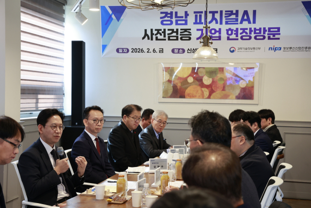 배경훈(왼쪽 두 번째) 부총리 겸 과학기술정보통신부 장관이 지난 6일 경남 창원의 신성델타테크에서 경남 지역 기업들과 현장 간담회을 열어 피지컬 AI 기반 지역 제조 경쟁력 강화 방안을 논의했다. 과기정통부 제공