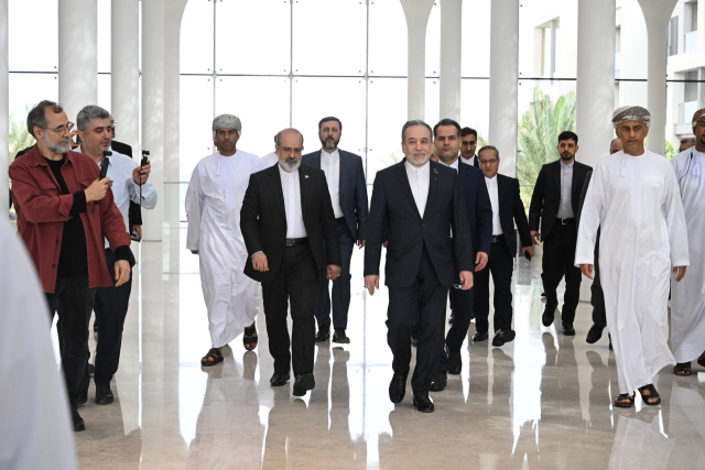 6일(현지 시간) 이란 외무장관 세예드 압바스 아라그치(가운데)와 수행 대표단이 오만 무스카트에서 미국과의 회담 장소로 출발하고 있다. 신화연합뉴스