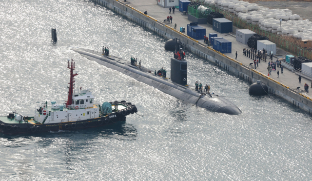 지난해 부산 남구 해군작전사령부 부산작전기지에 미 해군 핵 추진 잠수함 '그린빌함'이 입항하고 있다. 길이 110m, 폭 10m, 승조원 110여 명인 그린빌함은 토마호크 순항미사일과 12개의 수직발사시스템, 어뢰 및 4개의 발사관 등을 갖추고 있다. 이재찬 기자 chan@