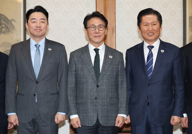 김민석 국무총리가 8일 서울 종로구 삼청동 총리공관에서 열린 고위당정협의회에서 강훈식 대통령 비서실장(왼쪽), 더불어민주당 정청래 대표 등 참석자들과 기념 촬영하고 있다. 연합뉴스