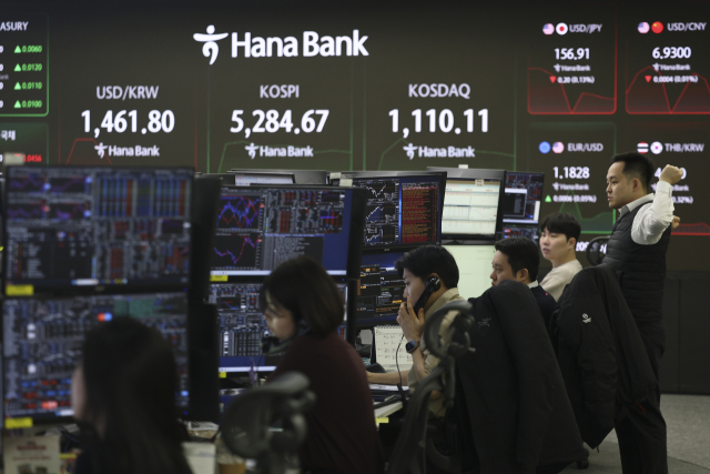 코스피가 4% 넘게 급등 출발한 9일 서울 하나은행 본점 딜링룸에서 딜러들이 업무를 보고 있다. 연합뉴스