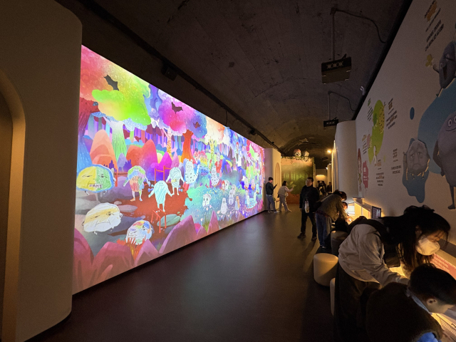 김해낙동강레일파크 내 와인동굴에서 체험프로그램을 즐기는 방문객들. 이경민 기자