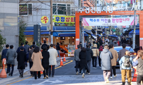 해양수산부 부산 이전이 진행되던 지난해 12월 15일 부산 동구 해수부 임시 청사에서 나온 직원들이 점심 식사를 위해 이동하고 있다. 김종진 기자 kjj1761@