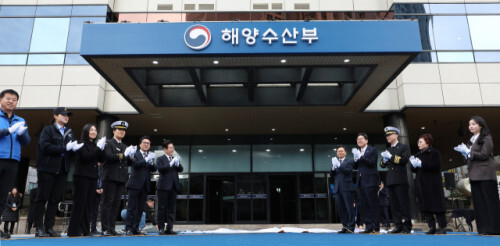 이재명 대통령이 지난해 12월 23일 부산 동구 해양수산부 청사에서 현판식을 하고 있다. 연합뉴스