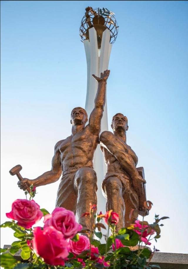 업수도 울산의 발전사와 근면 정신을 상징하는 공업탑 하단의 ‘산업역군상’. 울산시는 트램 1호선 건설과 연계해 60년 가까이 자리를 지켜온 공업탑을 정밀 해체한 뒤, 오는 2027년까지 울산대공원 동문으로 이전 설치할 계획이다. 울산시 제공
