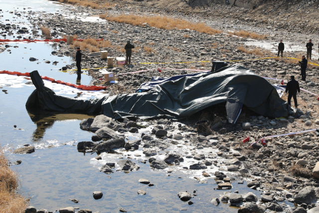 9일 경기도 가평군 조종면 현리에서 육군 코브라 헬기가 추락해 군 당국이 현장을 통제하고 있다. 연합뉴스