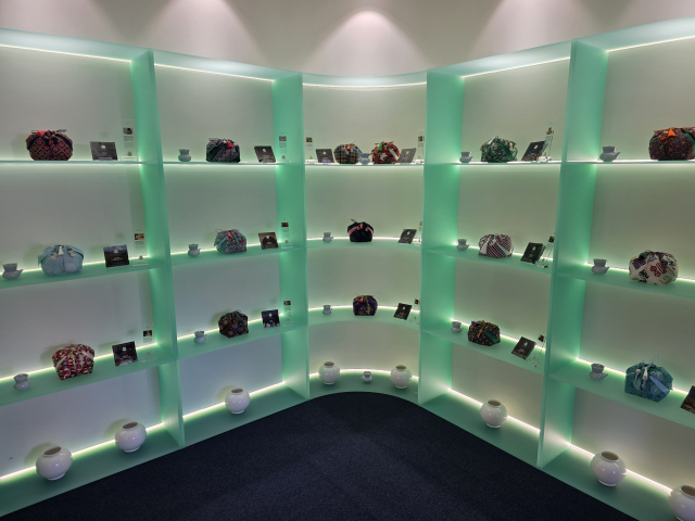 하동군은 9일 부산 광안리에서 하동 야생차의 가치와 차 문화를 즐길 수 있는 복합문화공간 ‘별천지 하동 차문화관(HADONG TEA POCKET)’ 개관식을 가졌다. 하동군 제공