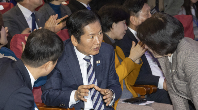 더불어민주당 정청래 대표(가운데), 추미애 법제사법위원장(오른쪽), 한병도 원내대표가 9일 국회 의원회관에서 열린 2026 지방선거 승리 여성 결의대회 도중 대화하고 있다. 연합뉴스