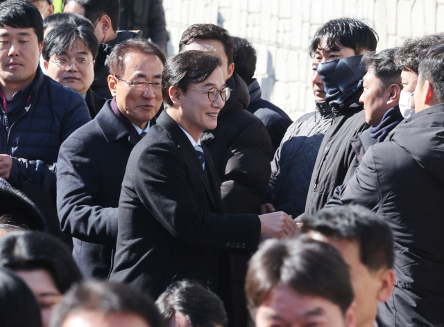 6.3 지방선거 부산시장 후보로 유력한 박형준 부산시장이 9일 오후 부산 북구 만덕IC에서 열린 ‘만덕~센텀 도시고속화도로 개통식’에서 지역 주민 등과 인사를 나누고 있다(위). 같은 날 더불어민주당 부산시장 후보로 유력한 전재수 의원도 ‘만덕~센텀 도시고속화도로 개통식’에서 지역 주민 등과 인사를 나누고 있다. 정종회 기자 jjh@